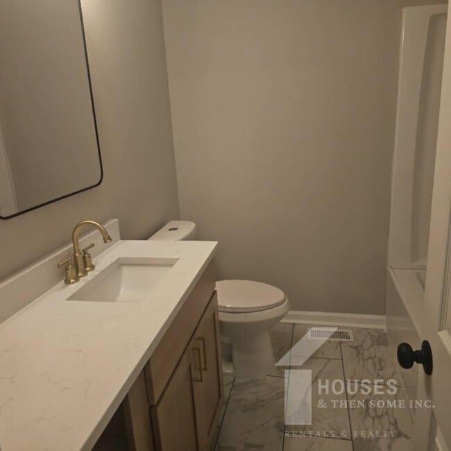 Building Photo - 511 Hampton Ave