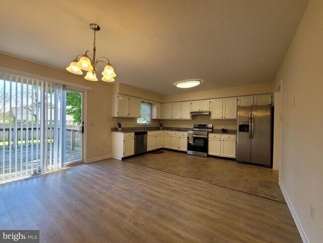 Building Photo - 111 Windcrest Cir
