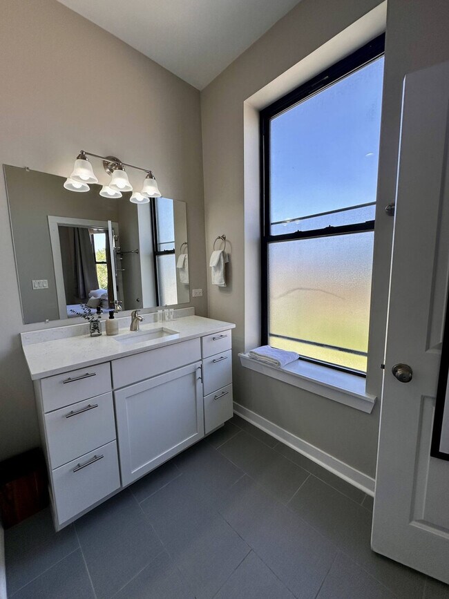 Building Photo - 736 N Throop St