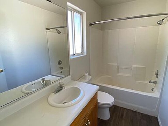 Building Photo - 3 Bedroom, 2 Bathroom Apartment with great...