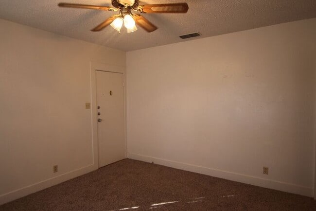 Building Photo - Available Now! Adorable 1 bedroom 1 bath a...