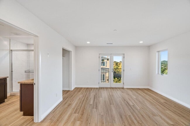 Building Photo - 5 Bedroom house with view