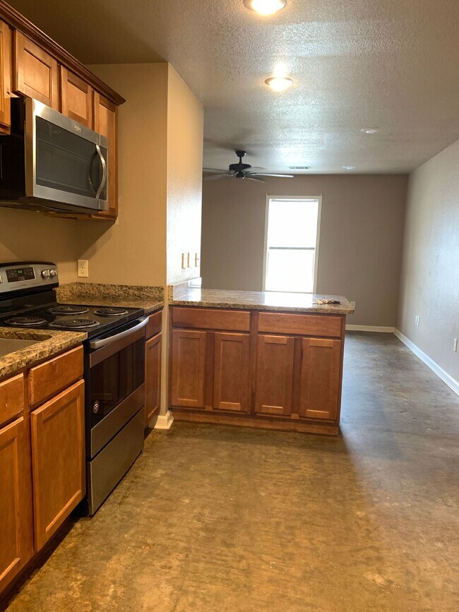 Building Photo - "Charming 2-Bedroom Gem with Granite Touches in Jonesboro!"