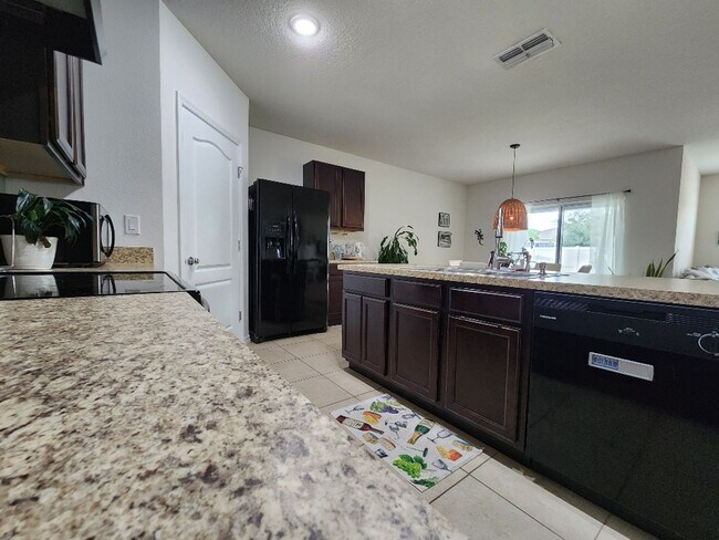 Building Photo - Beautifully 4-Bedroom, 2-Bath house in Lak...