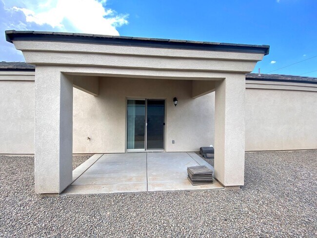 Building Photo - Centrally Located 3BR Home Near Airway Ave | Granite Kitchen, 2-Car Garage & Fenced Yard!