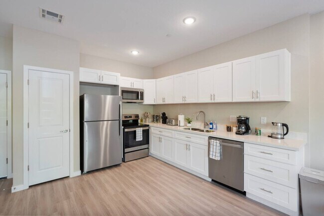 Building Photo - 16601 N Parkview Pl