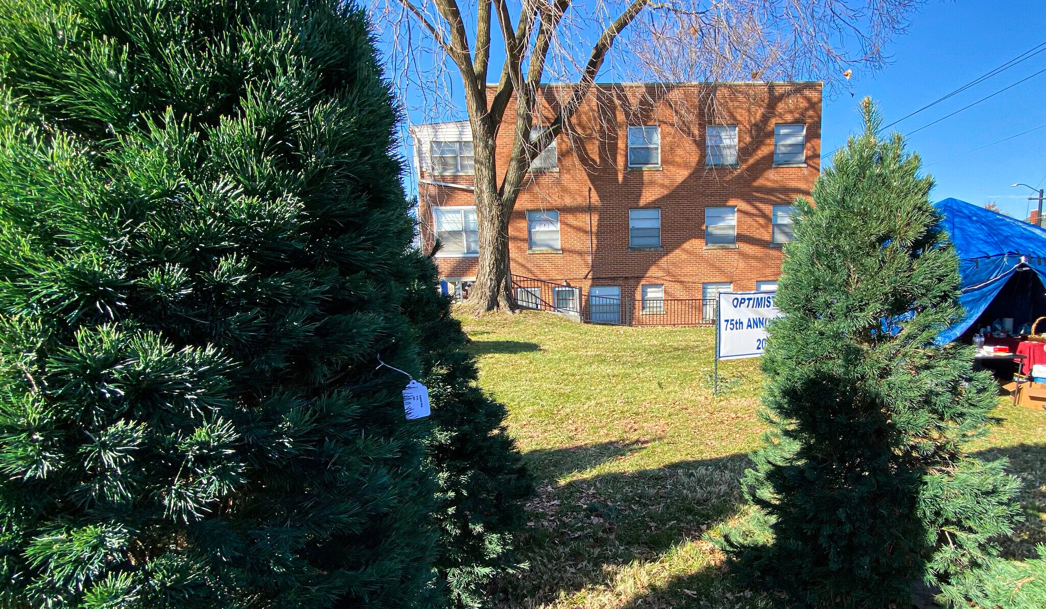 Side patio - 227 W Dunklin St