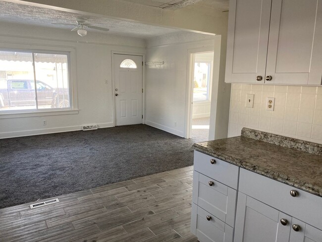 Building Photo - 3 Bedroom 2 Bath Home In Roseville