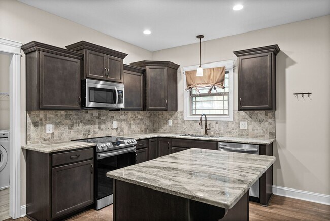 Building Photo - Pet Friendly Four Bedroom!