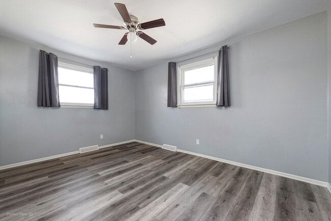 Building Photo - 1703 Pinewood Ln