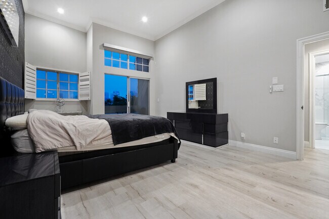 Building Photo - 10627 Ashton Ave