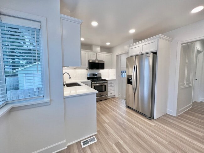Building Photo - Newly Renovated 3 bed 2 bath With Huge Bac...