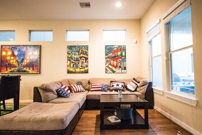 Building Photo - 5927 Kansas St