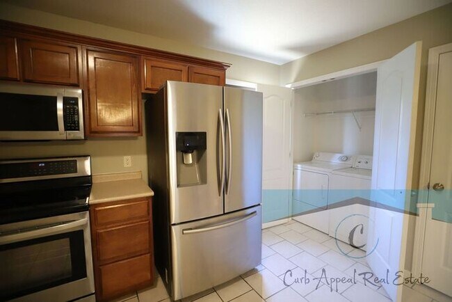 Building Photo - Utilities included!! Internet included!! Spacious 2 bed /2 full bath apt - includes washer/dryer