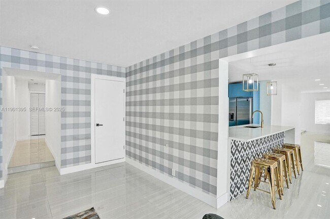 Building Photo - 1141 N North Lake Dr