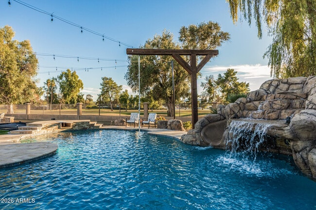 Building Photo - 5821 E Cactus Rd