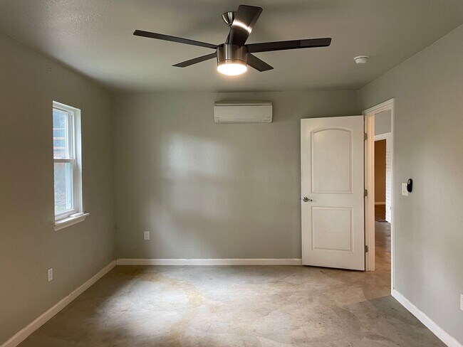 Building Photo - 1.5 Miles to Gruene / Fridge, Washer & Dryer Included / 2 Living Areas / Tons of Space / No Carpe...