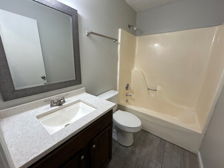 Building Photo - 121 Hillshire Cv