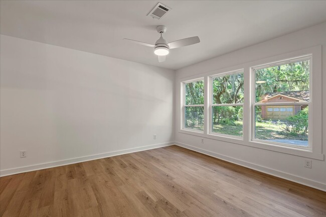 Building Photo - 4 Bedroom Coastal Cottage