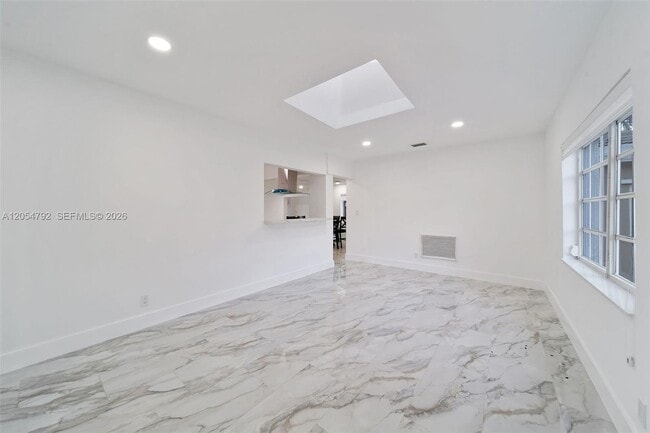 Building Photo - 1102 NE 117th St