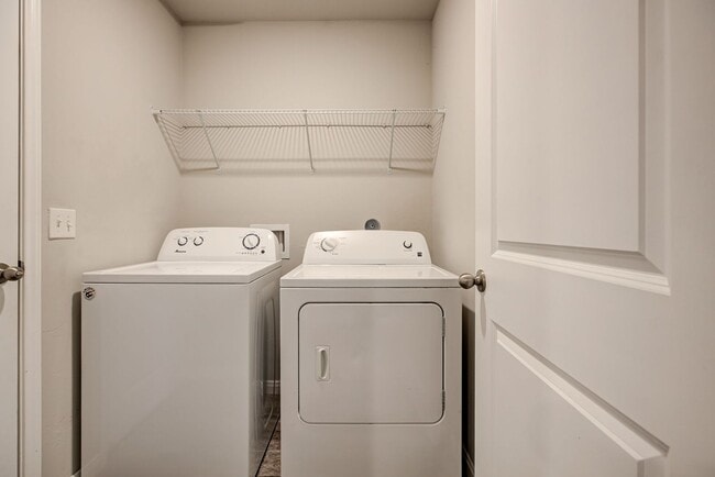 Building Photo - $500 Off the First Full Months Rent!!