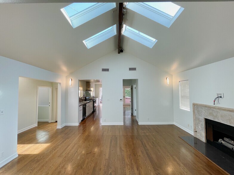 Building Photo - 728 Westbourne Dr