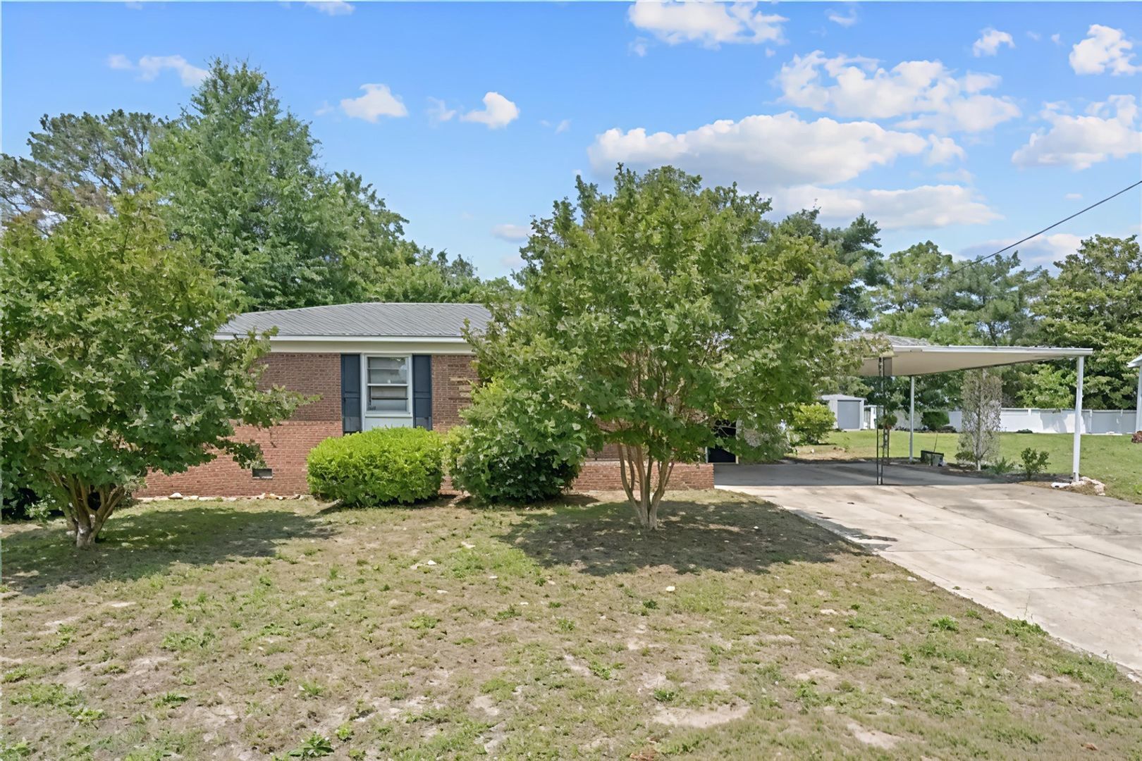 Building Photo - 2560 Pine Springs Dr
