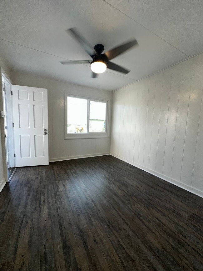 Building Photo - 1 bedroom duplex, fully renovated, 2 car p...