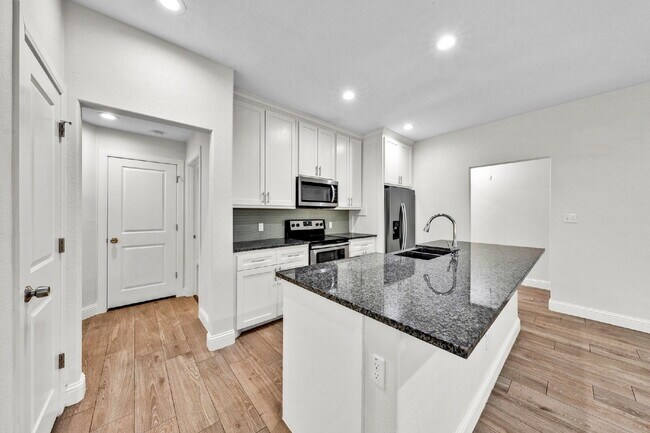 Building Photo - "Charming 3-Bed, 2-Bath Denison Home with Elegant Granite Countertops!"