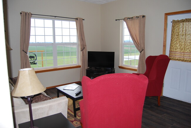 Building Photo - 2 Bedroom 1 Bath Farm House Carlton OR wit...