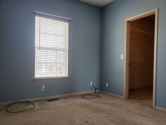 Building Photo - Beautiful Gardner Townhome-Available in MAY!!