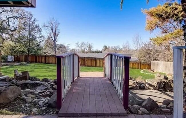 Building Photo - Spacious Single Family Home
