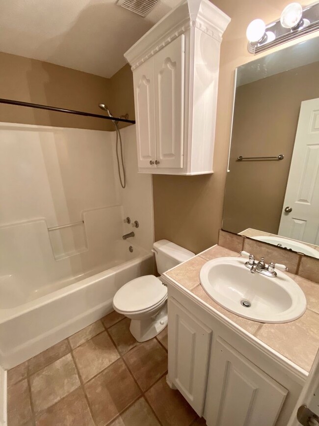 Building Photo - 3 bed, 2 bath for rent in Brandon!