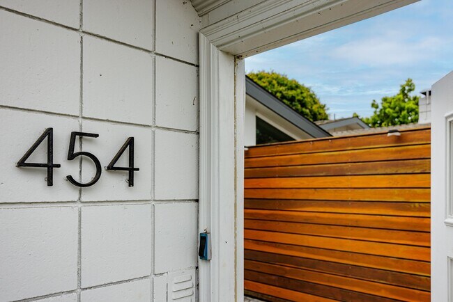 Building Photo - Upgraded Newport Beach Townhouse in Park Lido!