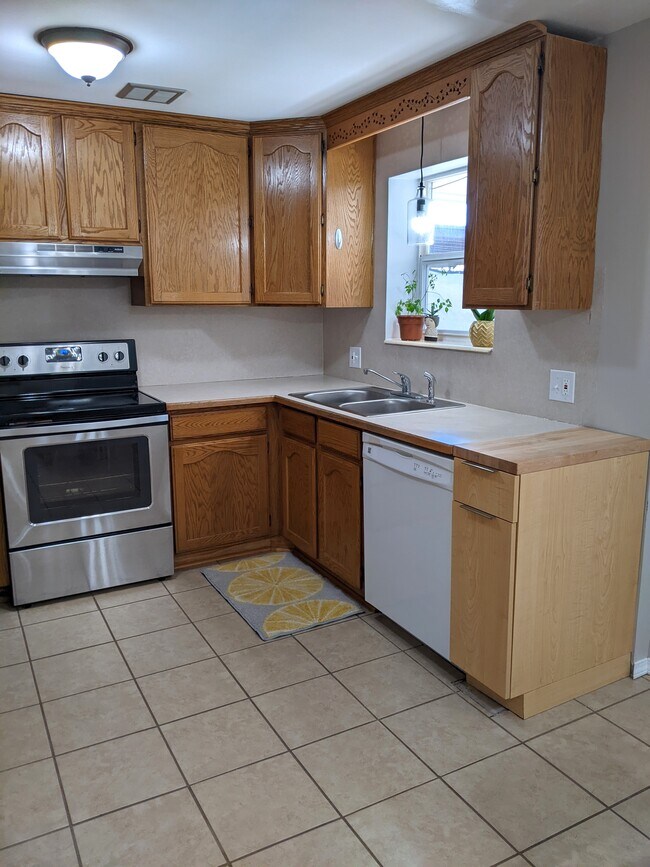 Kitchen - 1820 N Afton Cir