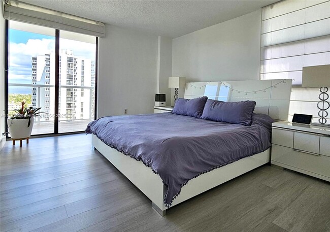Building Photo - 3731 N Country Club Dr