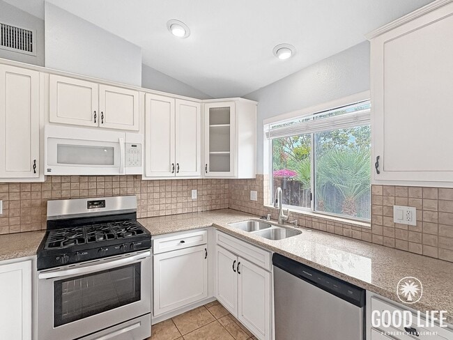 Building Photo - Inviting 2BD/1BA Gated Home in Vista with a 2 Car Garage, Private Yard & Community Amenities
