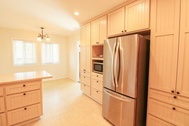 Building Photo - 3 Bedroom, 2 Bathroom Home w/ Large Backyard in Arroyo Grande