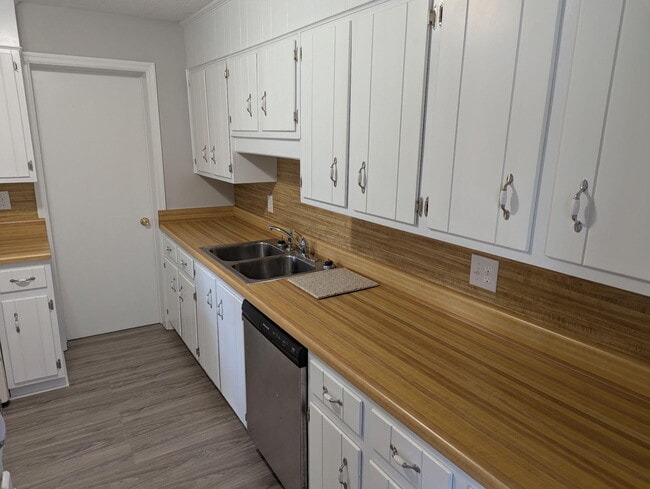 Building Photo - 1032 Bedford Dr