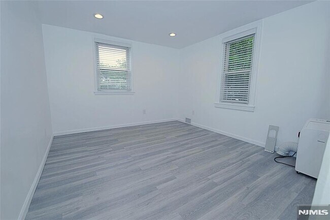 Building Photo - 454 Undercliff Ave