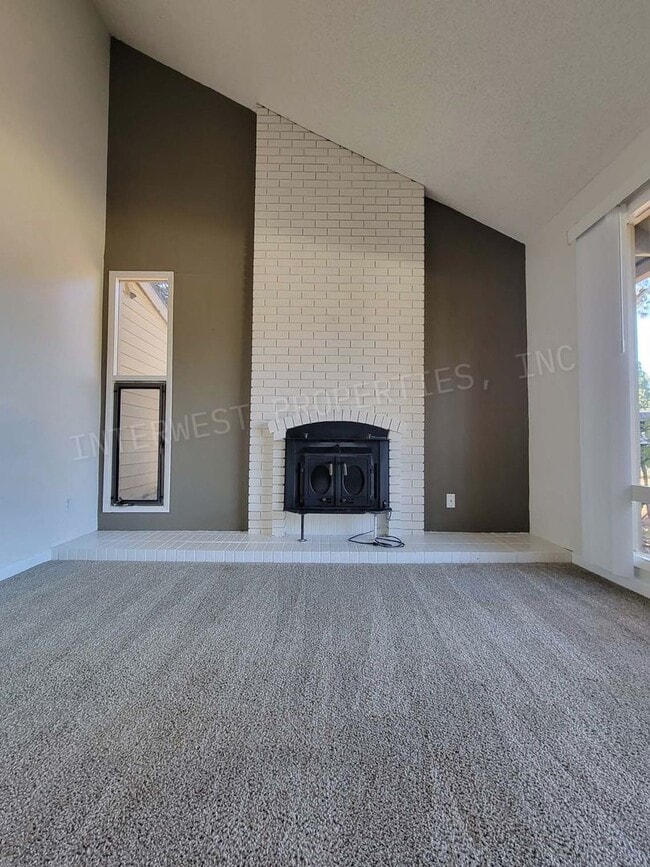 Building Photo - *1/2 OFF 1ST MONTH'S RENT PROMO* 3 BR Townhome- Wonderful Privacy Deck in Beaverton with 1 Car Ga...