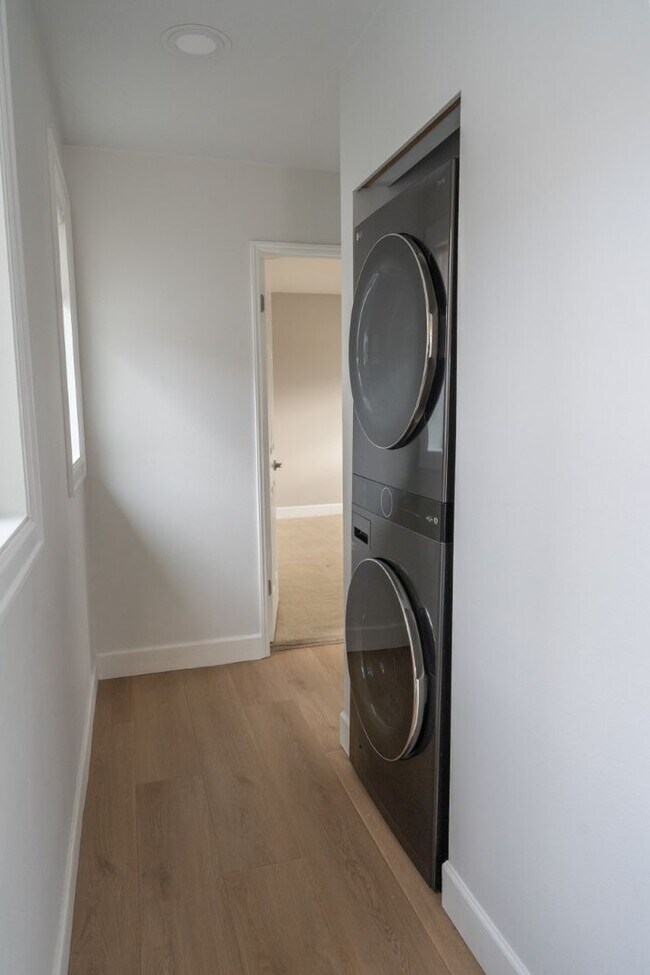 Building Photo - 2Bd/1Ba Seattle Condo