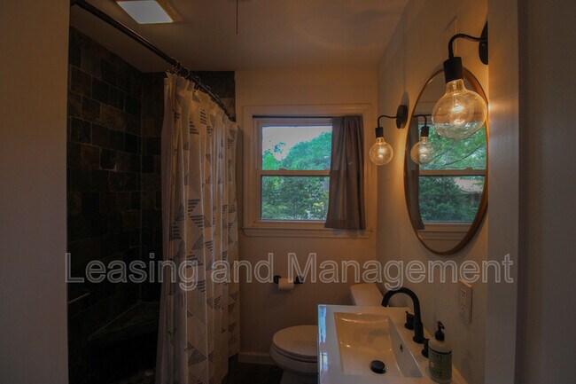 Building Photo - 927 Holly Ct