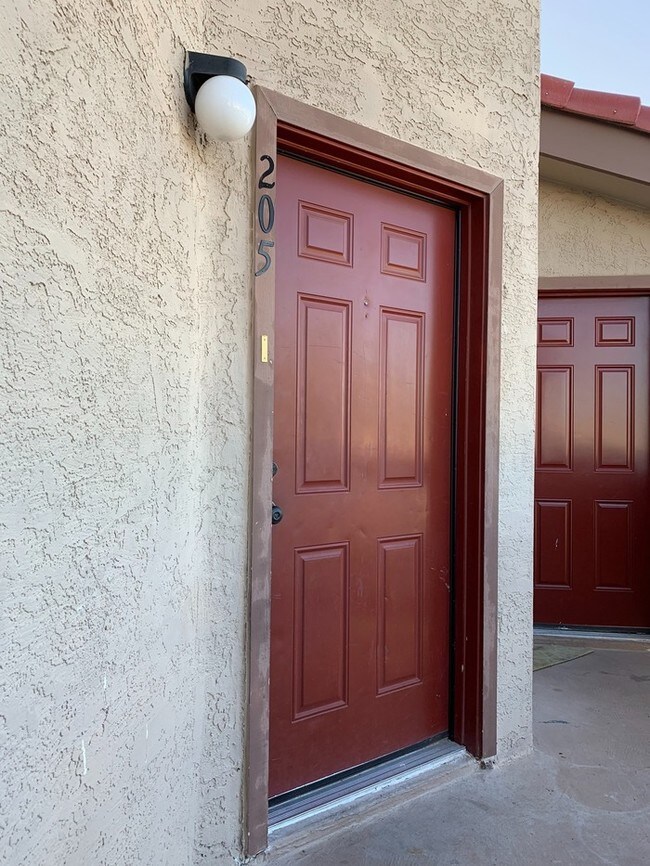 Building Photo - 4828 W Orangewood Ave