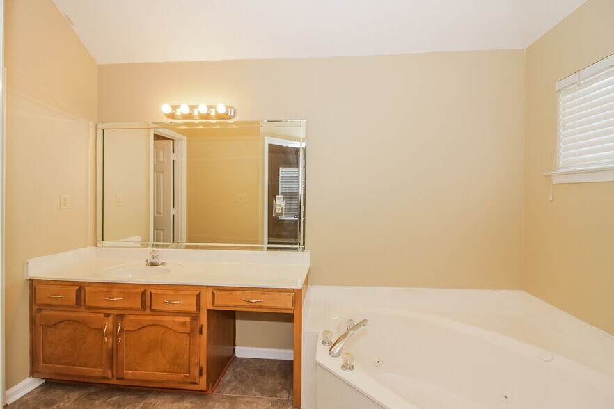 Building Photo - 8207 Cross Point Dr