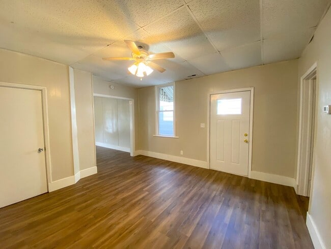 Building Photo - Adorable 1 Bedroom/1 Bathroom House For Rent