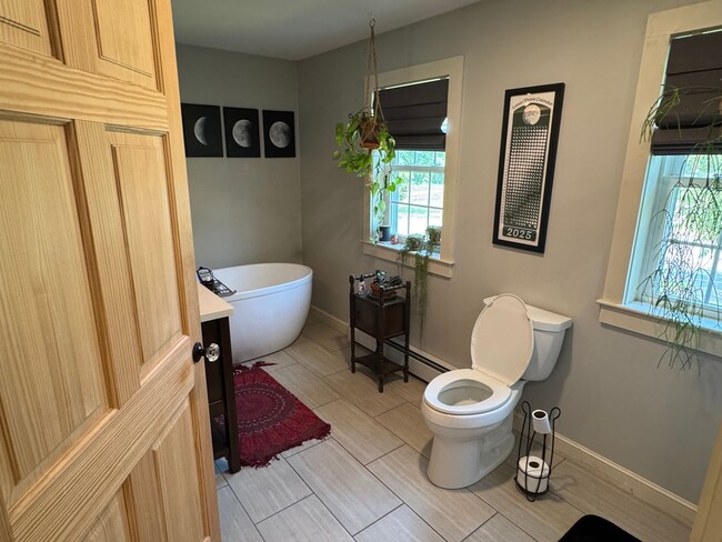 Building Photo - Beautifully Maintained 2 Bedroom Single Fa...