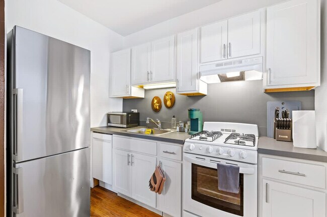 Building Photo - 3553 N Racine Ave