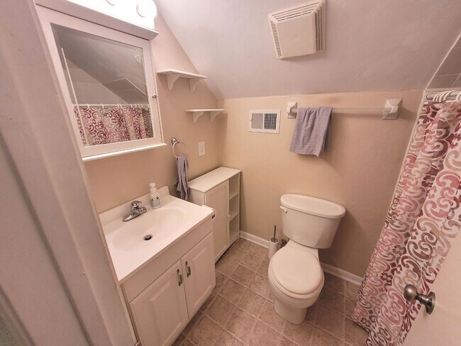 Building Photo - Spacious 5-Bedroom Home in Virginia Beach ...