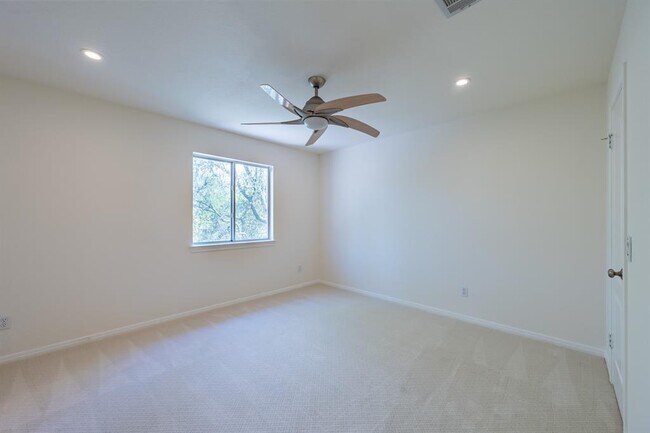 Building Photo - 7724 Yaupon Dr